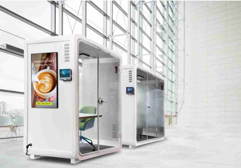 红龙扑克子公司达擎之智慧行动办公舱，，采用PDLC智能调光玻璃设计，，，，透过通电与断电的电流切换，，，呈现透明与雾面效果，，，具节能降耗特性并兼顾隐私，，确保信息安全