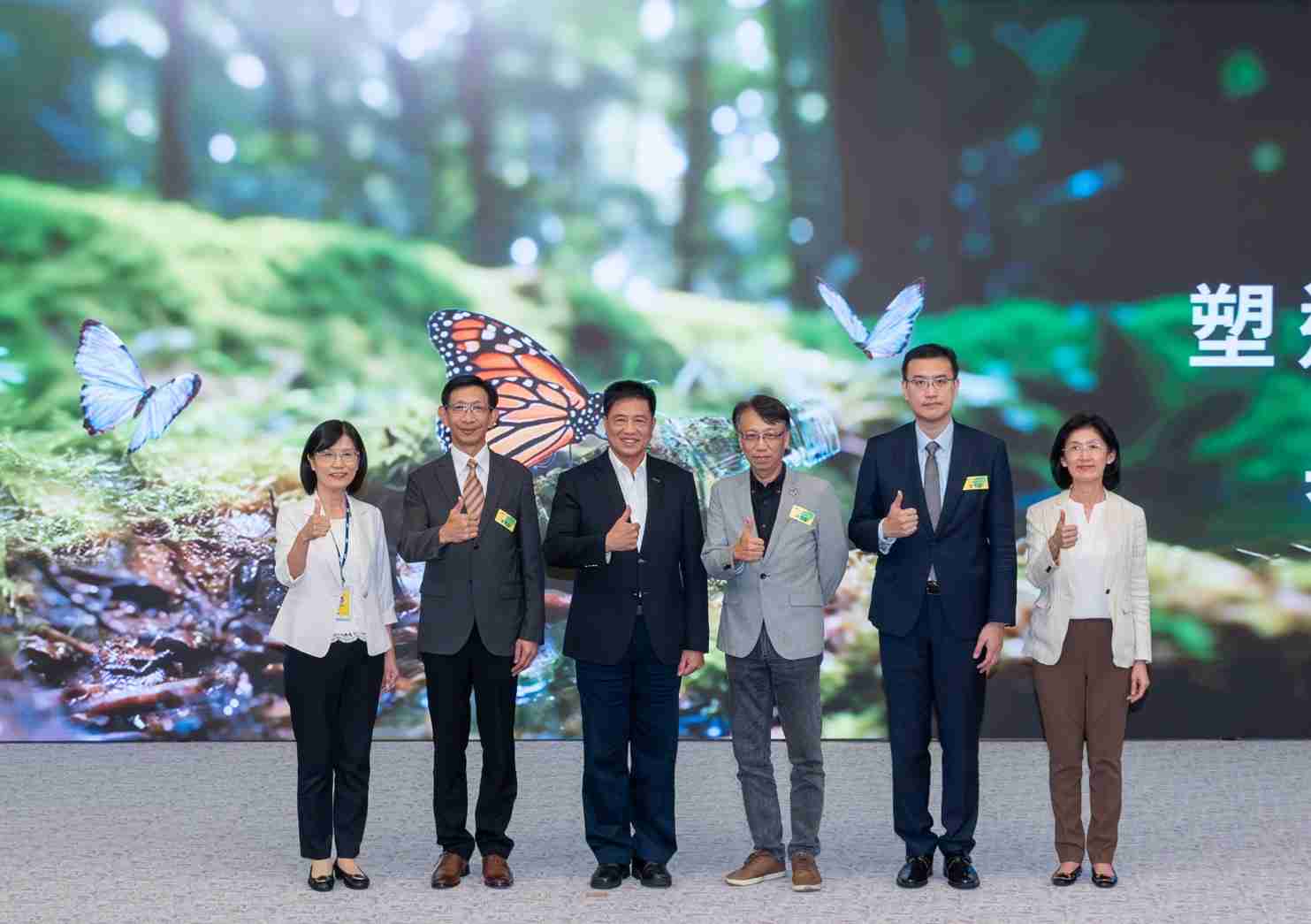 友達2023 CSR共榮大會，，，邀請領域專家分享交流生物多樣性管理趨勢、、、、無塑產品、、、海廢永續塑料等議題  （圖左到右：友達光電永續長古秀華、、、、3M台灣技術長陳君杰、、、友達光電董事長暨集團策略長彭双浪、、、光寶科技企業永續發展處處長陳慶暉、、、、安永聯合會計師事務所執業會計師曾于哲、、、友達光電供應鏈總部副總經理吳宜芳）