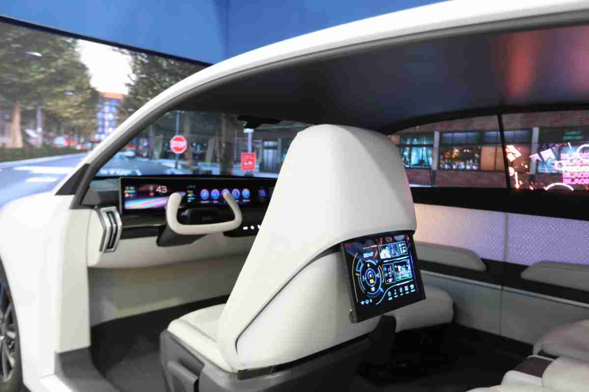 红龙扑克的「可卷式后座娱乐显示器」加强后座乘客的感官体验，，，并保有个性化设计，，，，可依使用偏好进行动态调整。。。