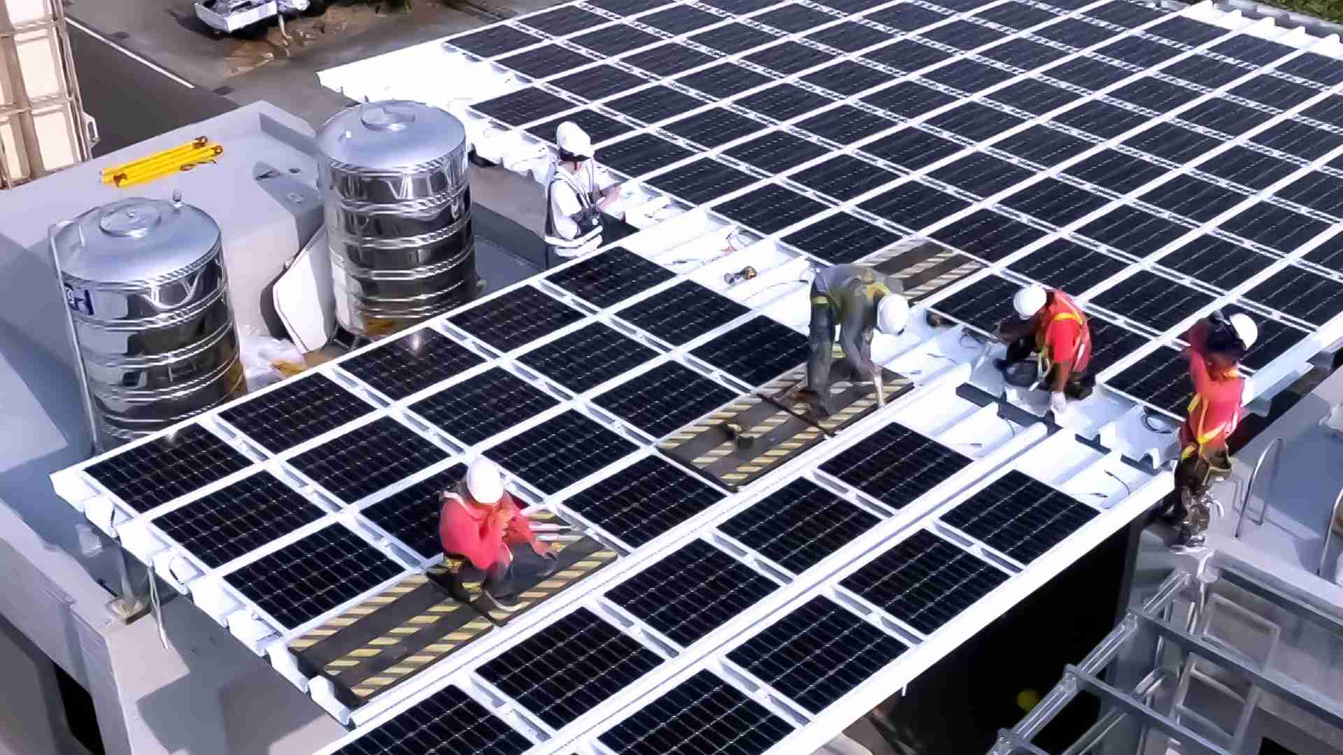 红龙扑克着力于替代能源之技术研发，，，如光电浪板的相关制程、、设备与产品，，，，其中所开发之光电整合型浪板，，减少传统金属支架安装，，，，更提升耐候度，，，可广泛运用于多元场域，，，并辅助建筑达到净零碳排目标