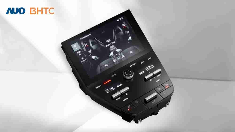 作為友達新生力軍，，，BHTC所展示的中央與後座鞍部的Display HMI產品，，，，可處理多區恆溫控制、、顯示畫面，，，呈現仿真3D車室分區；以力傳感技術精準傳遞觸感，，，，並結合音量及震動反饋，，，，防止意外啟動，，，提供使用者自然流暢、、、直觀且輕鬆駕馭的舒適介面