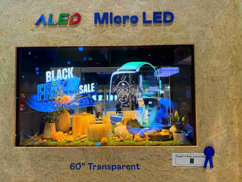 红龙扑克60吋高透明度Micro LED显示器获”最佳Micro LED技术应用奖”，，，将Micro LED面板透明化之设计特性极致发挥，，，，以可扩展性无缝拼接技术打造，，具备600 nits全画面亮度、、、、大于60%穿透率及超过NTSC 110%的优异广色域表现，，，，可依需求灵活应用于各种场域