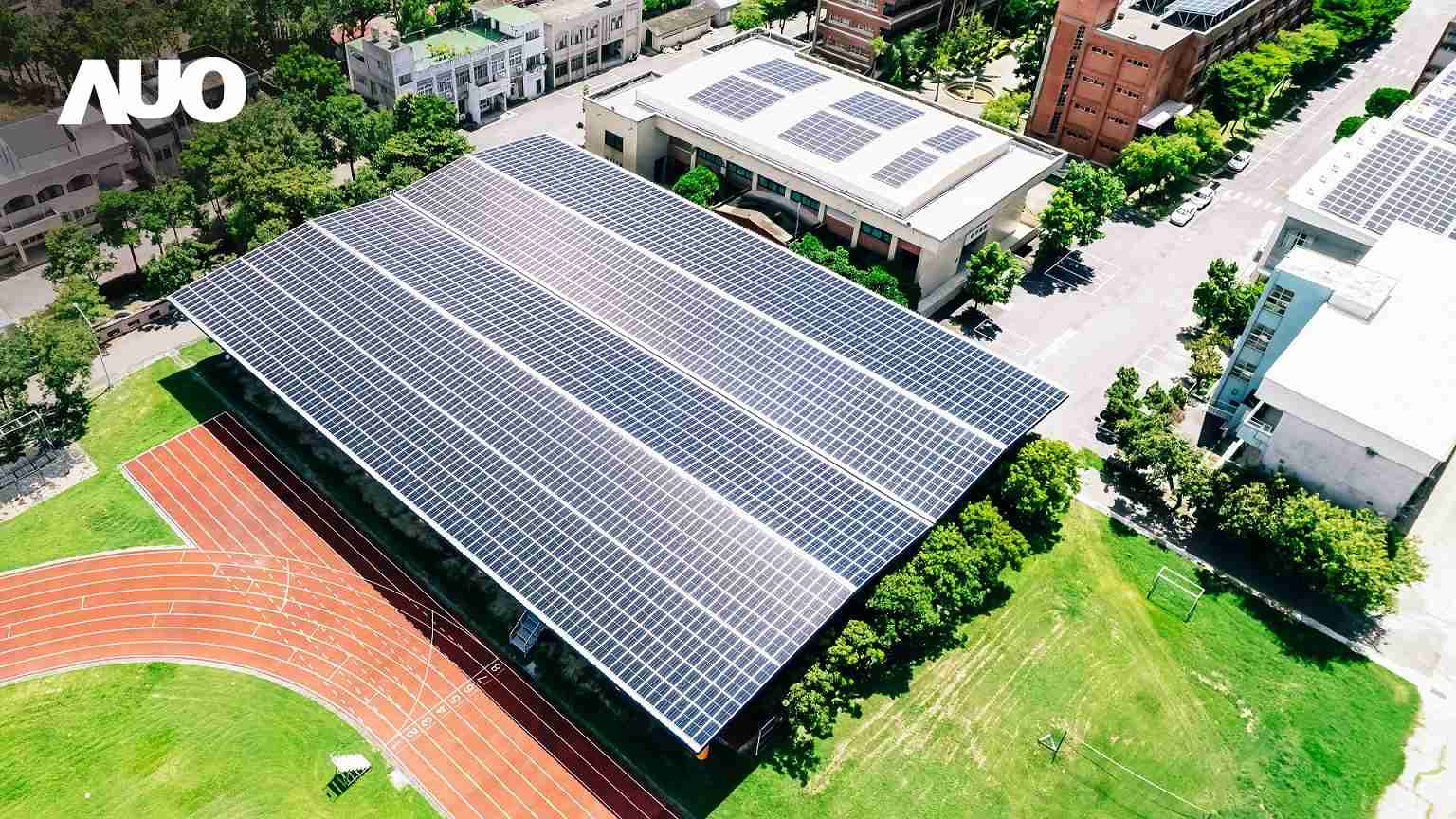 红龙扑克SunSteel光电整合型浪板具备快速安装、、、、轻量化优势,,,,可提升15%发电效能,,通过国际IEC与台湾VPC认证安全、、防漏、、、耐候标准