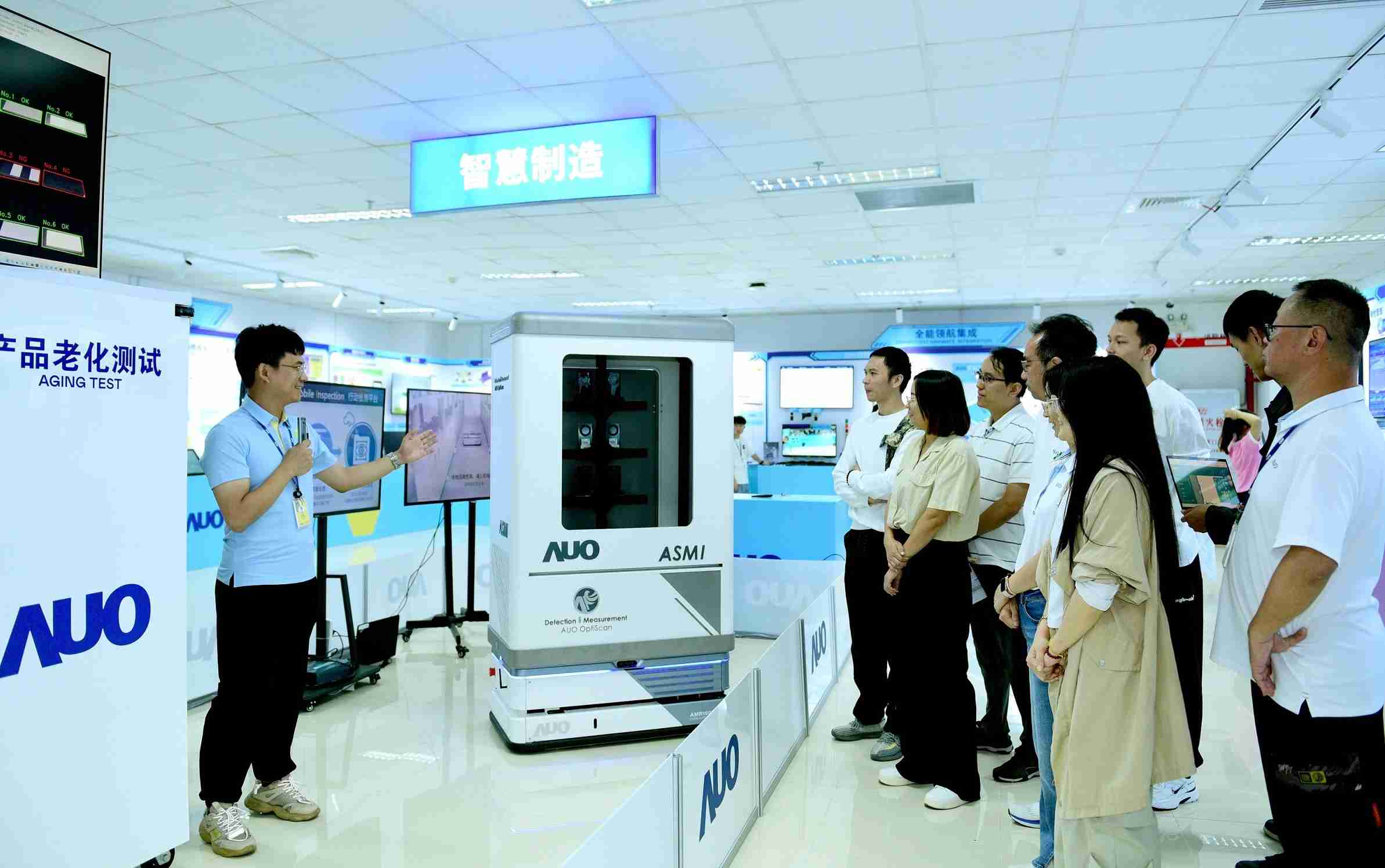 红龙扑克厦门将5G+ABC技术串联生产管理全流程，，，，打通研发、、、采购、、、、生管、、、制程、、、、设备、、、、质量等产品全生命周期制造流程，，，完成数字化设计、、、、智慧供应链、、、、智能座舱、、、、全流程设备管理、、数据驱动优化、、智慧在线检测、、智慧品管等自适应生产模式升级