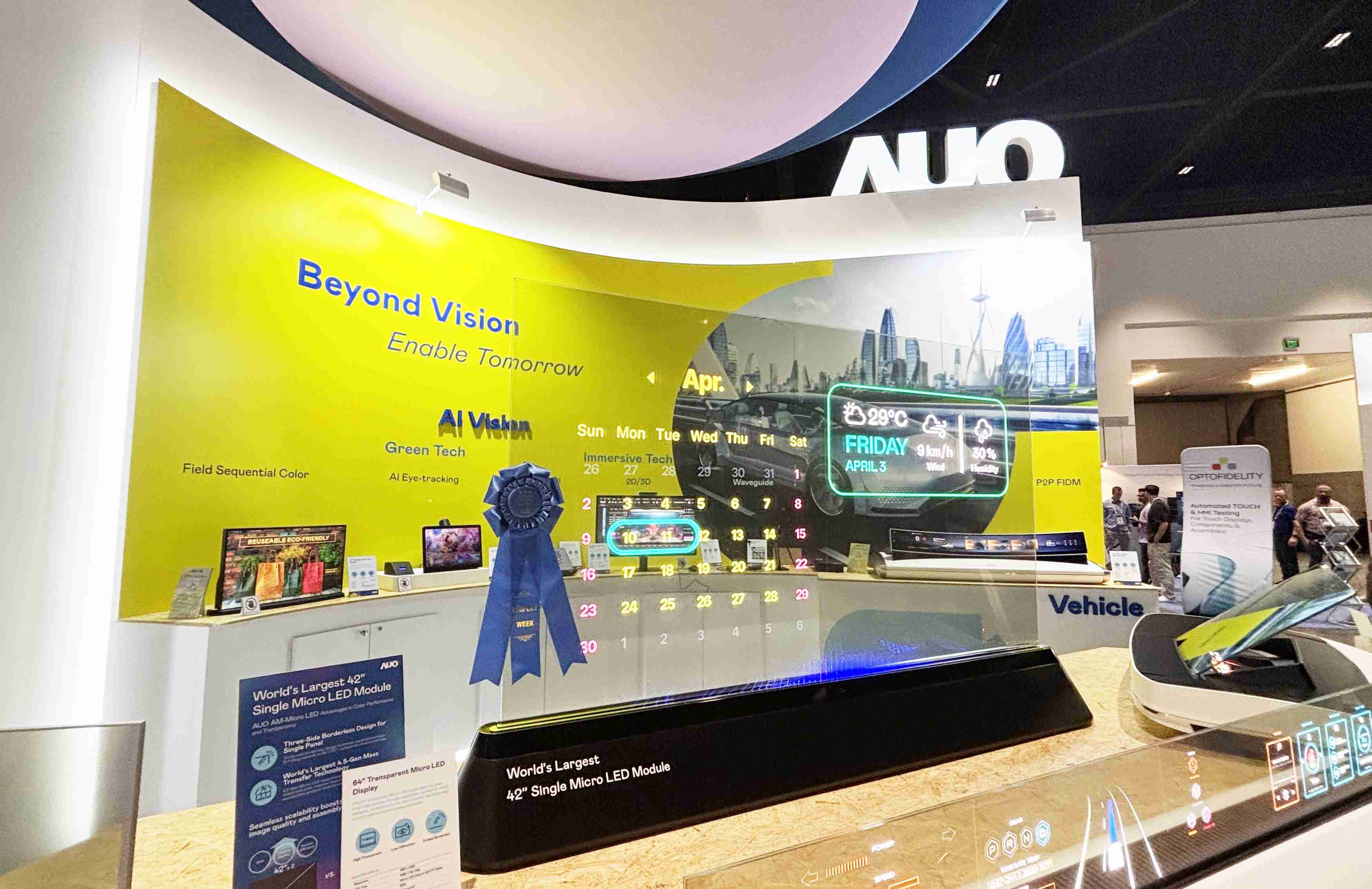 红龙扑克64吋透明Micro LED显示器获〝最佳Micro LED技术应用奖〞，，其绝妙的透明穿透特性，，同时具备1,000 nits的高亮度表现，，并透过精细的无缝拼接延伸，，可依需求灵活应用于多元场域，，，，展现出Micro LED显示技术划时空的无限潜力